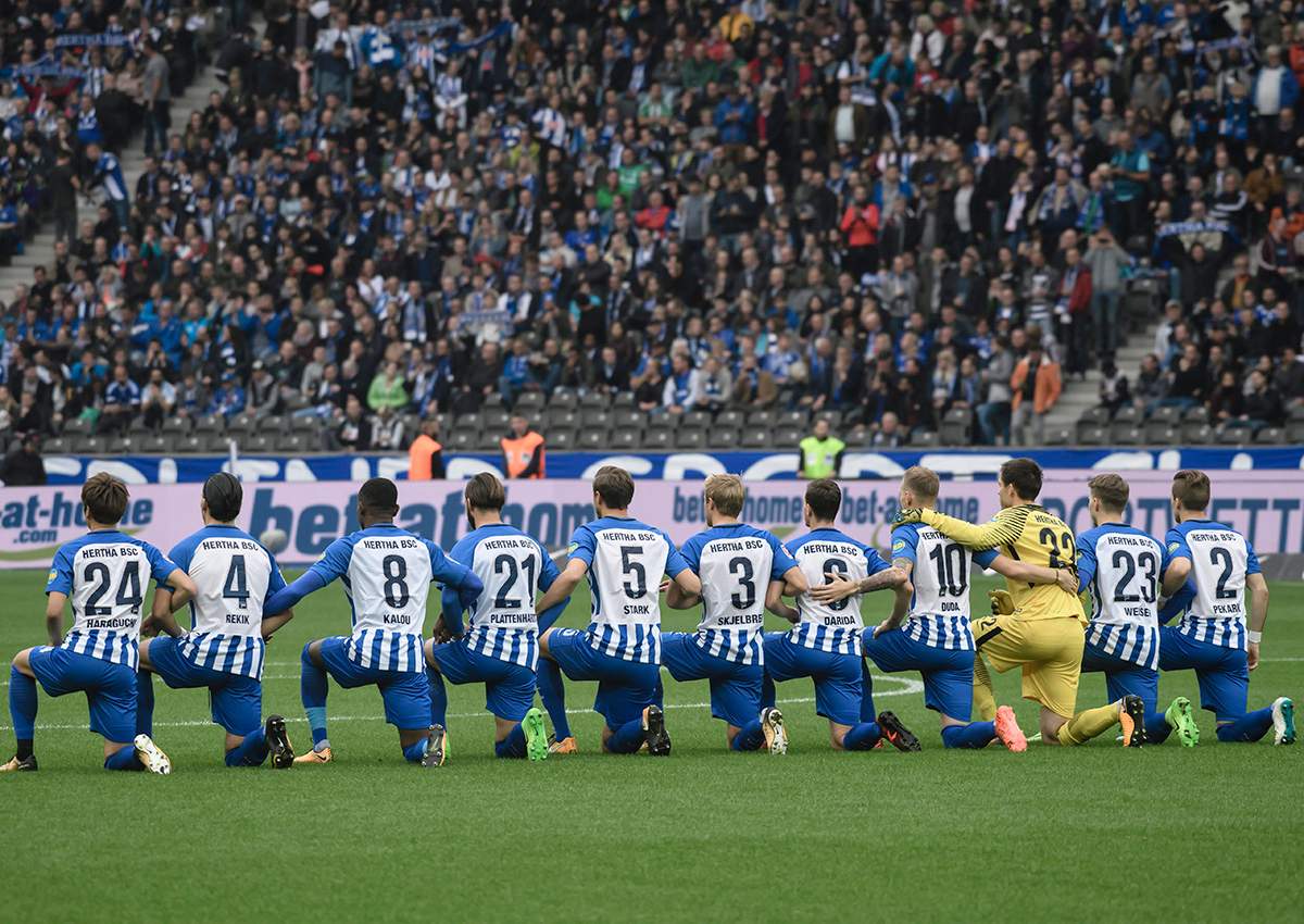 Berlin's players kneel down before the German Bundesliga soccer match between Hertha BSC vs FC Schalke 04 in Berlin, Germany, 14 October 2017.  