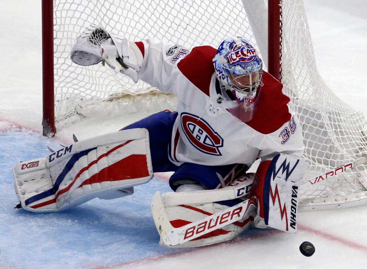 Charlie Lindgren recorded his first NHL shutout against the Chicago Blackhawks.