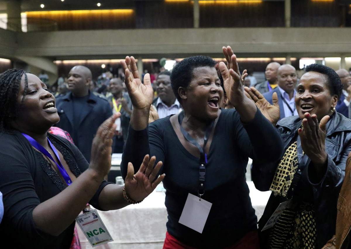 Delegates celebrate after Zimbabwean President Robert Mugabe was dismissed as party leader at an extraordinary meeting of the ruling ZANU-PF’s central committee in Harare, Zimbabwe November 19, 2017. REUTERS/Philimon Bulawayo
