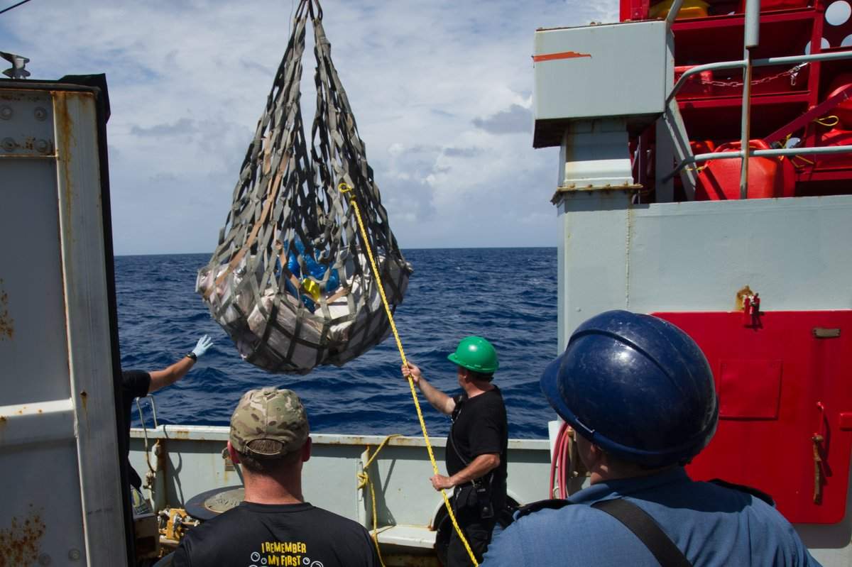 HMCS Moncton helped seize 834 kgs of cocaine and apprehend 3 suspected smuggler in the Carribean Sea.
