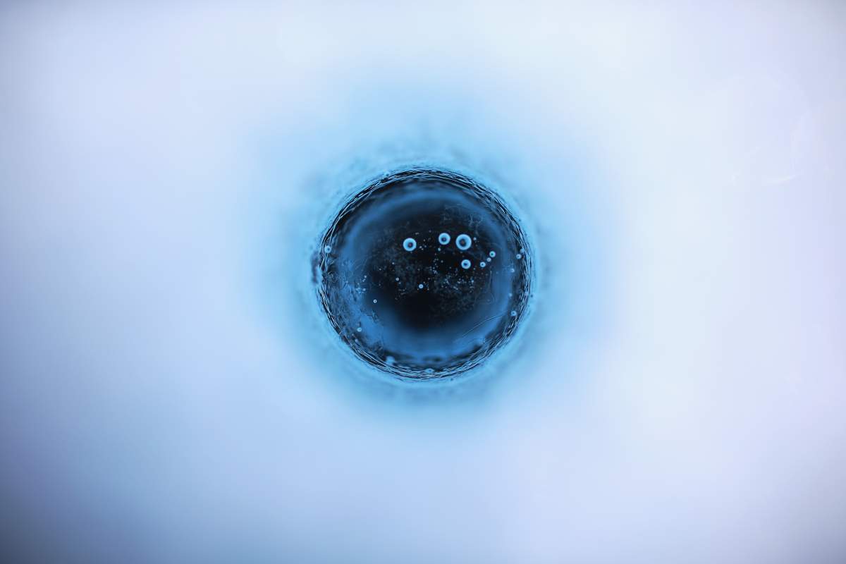 Pay attention to the colour of the ice, before drilling a hole for ice fishing.