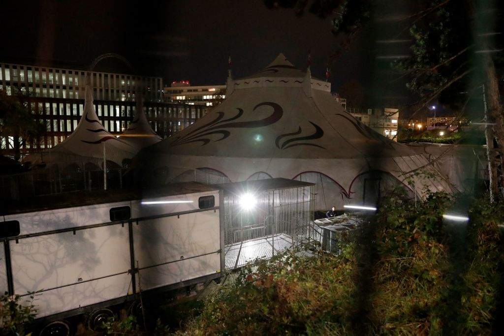 This general view shows an empty cage of a circus in Paris on November 24, 2017, after an escape by a tiger.A tiger which escaped from a circus in Paris has been “neutralised” by circus personnel and is now dead, police said. Firefighters had been called around 1700 GMT by people who saw the animal in the 15th Arrondissement of the French capital./ AFP PHOTO / Thomas SAMSON (Photo credit should read THOMAS SAMSON/AFP/Getty Images)