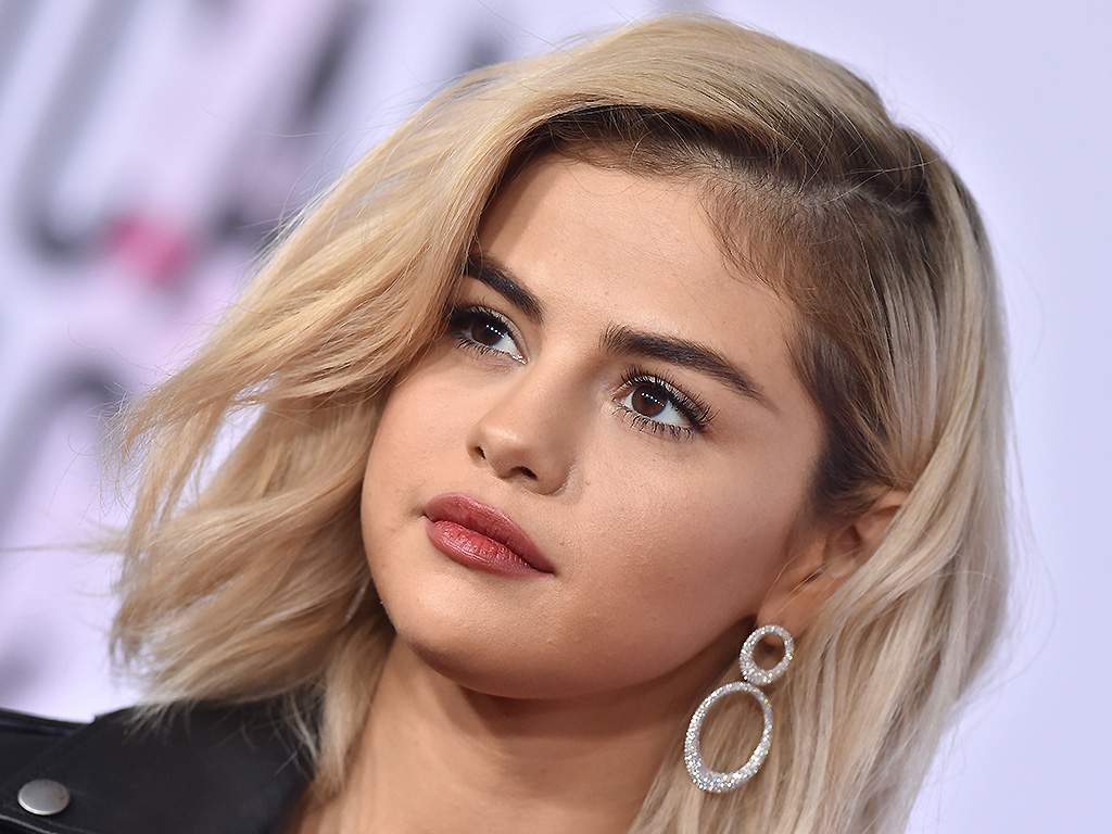 Selena Gomez arrives at the 2017 American Music Awards at Microsoft Theater on November 19, 2017 in Los Angeles, Calif. (Photo by ).