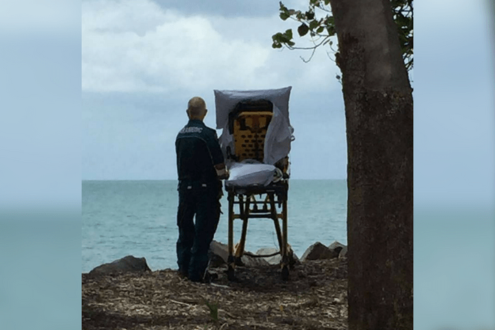 Australian paramedics fulfilled a dying woman’s request to spend some time at the beach.