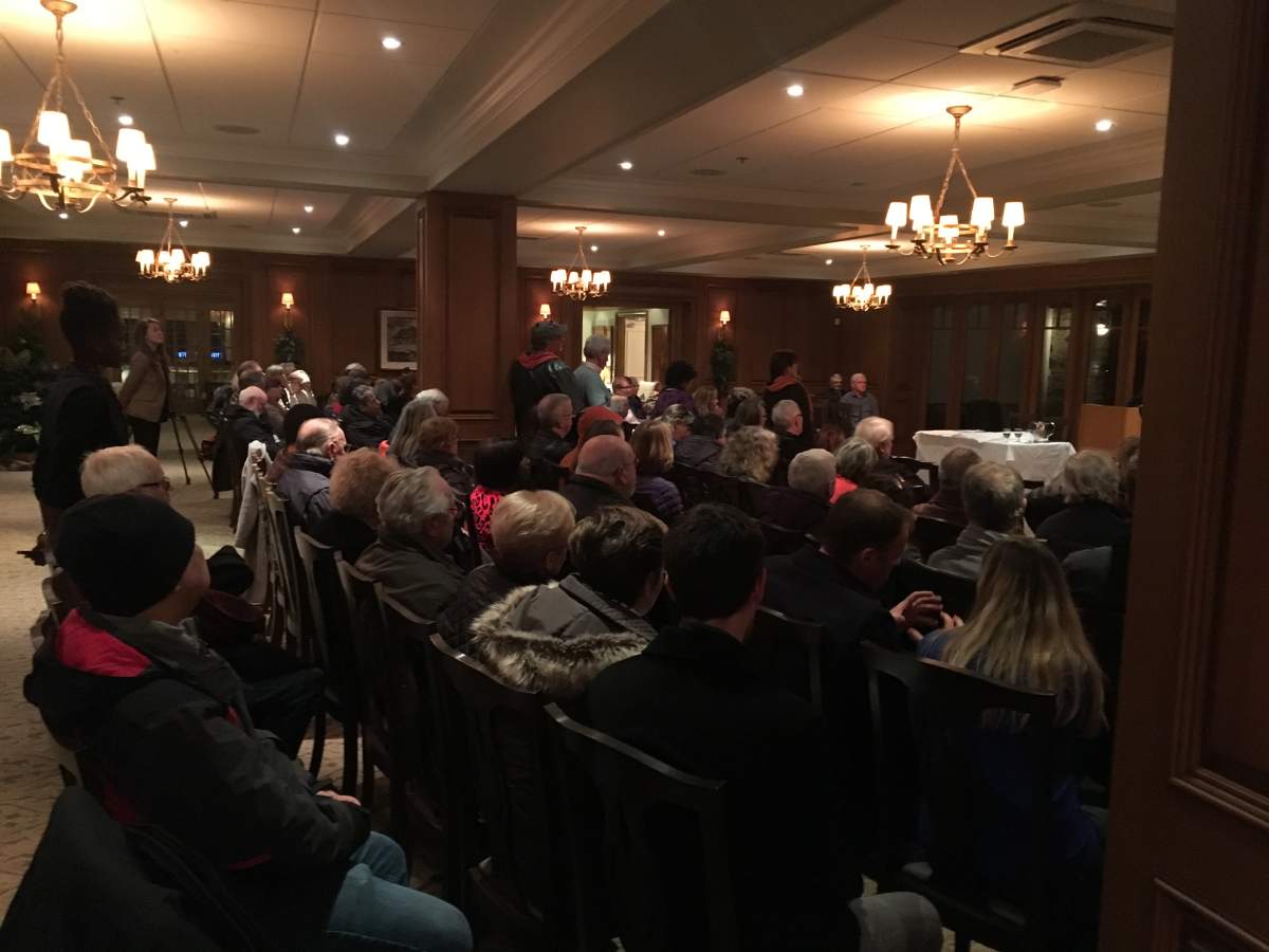 Pointe-Claire residents and business owners attend the information session on the future of Cartier avenue. Monday December 4, 2017.
