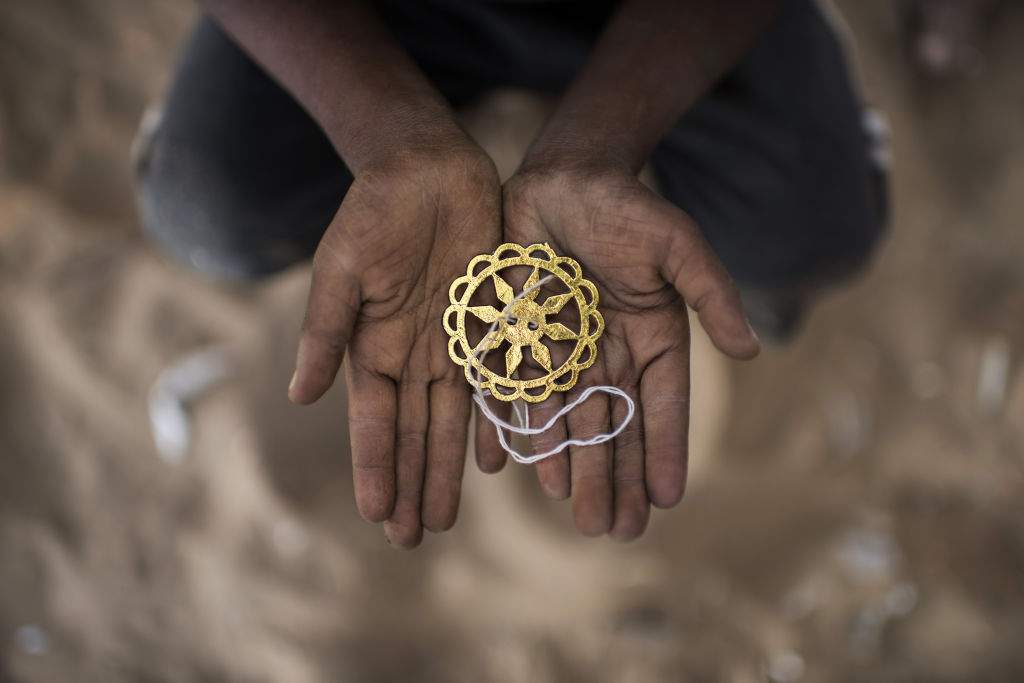Razor blades, strings and plastic bottles; the toys of Rohingya refugee children - image