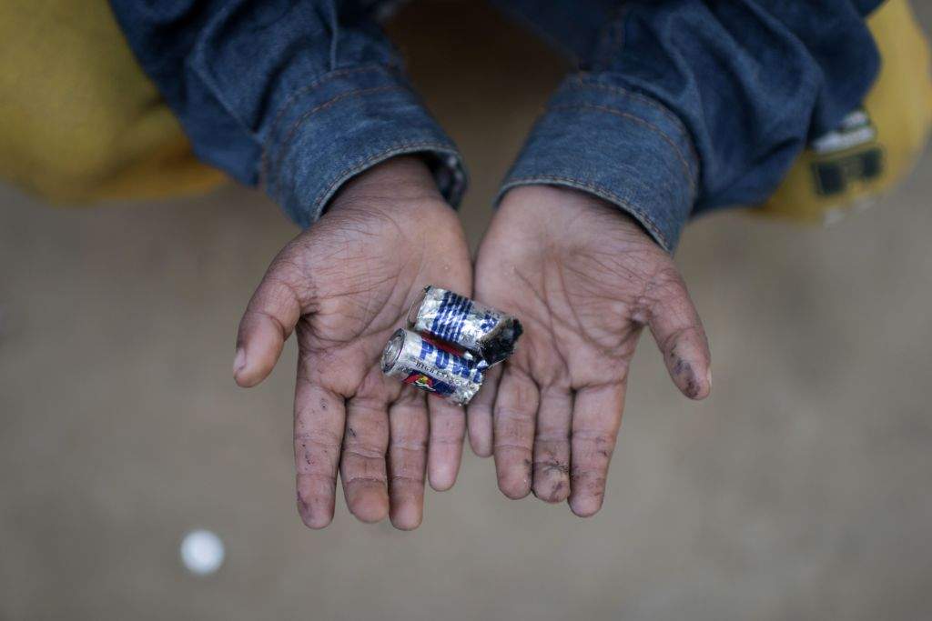 Razor blades, strings and plastic bottles; the toys of Rohingya refugee children - image