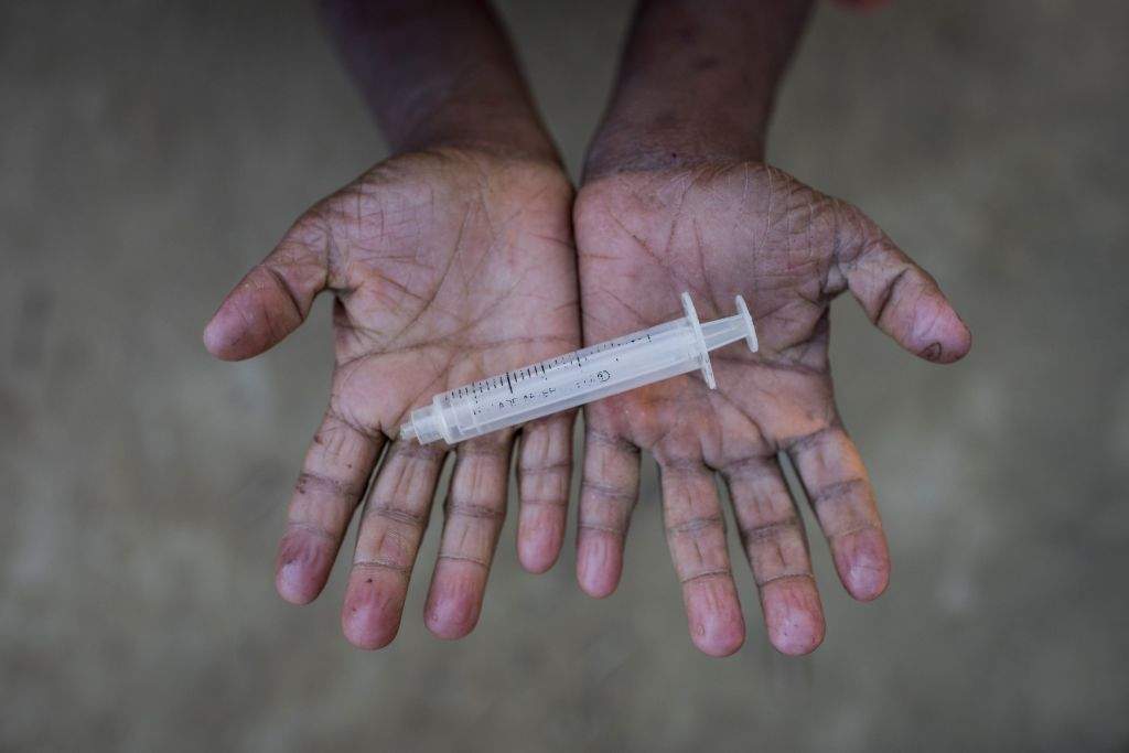 Razor blades, strings and plastic bottles; the toys of Rohingya refugee children - image