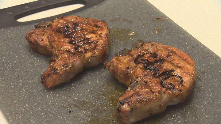 Edmonton Oilers defenceman Eric Gryba cooks up pork chops for Global News.