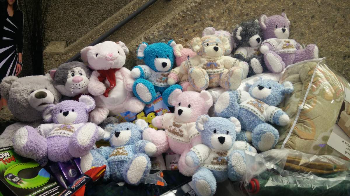 Some of the teddy bears Marcelle Jamieson knitted for Global Edmonton’s Give Me Shelter holiday campaign. Dec. 6, 2017.