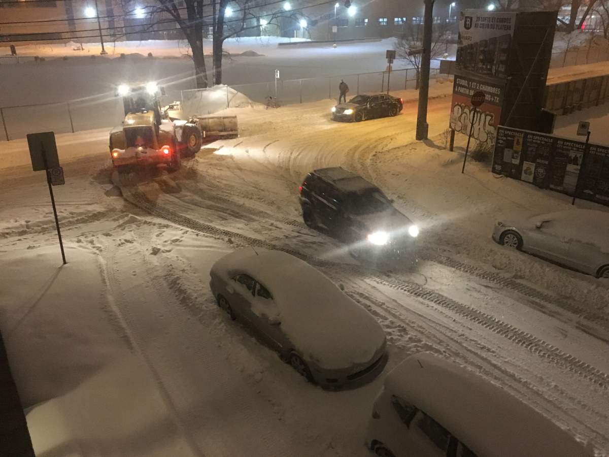 Snow-clearing crews in the Plateau Mont-Royal. Saturday December 23, 2017. 