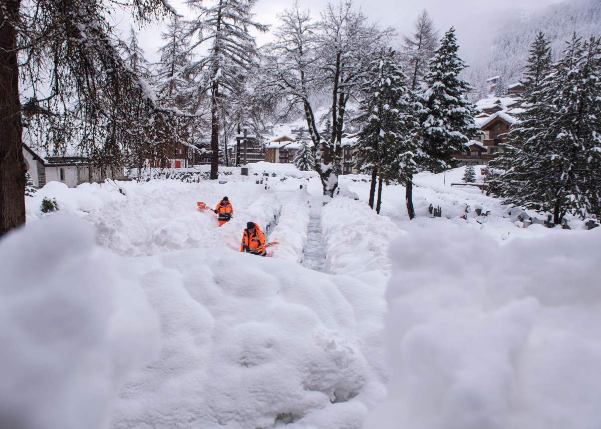 Tourists airlifted out of Swiss Alp town as 13,000 people stranded after heavy snow - image