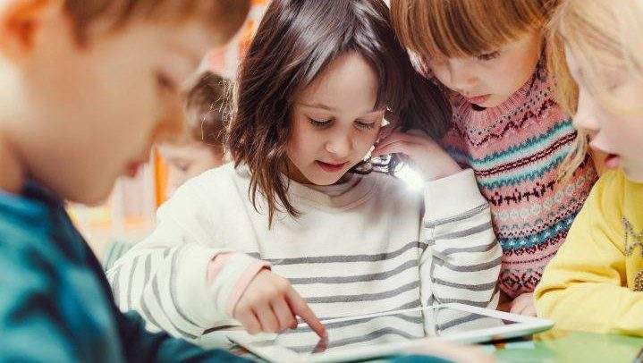 Anglophone Quebecers believe taking away English-language school boards will threaten minority language rights, according to a new survey.