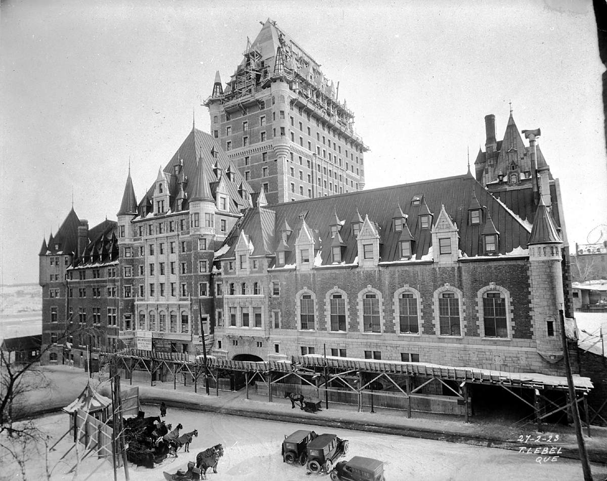Construction on the now iconic tower of the Château Frontenac was completed in 1924. In 1926, a major fire created significant damage.
