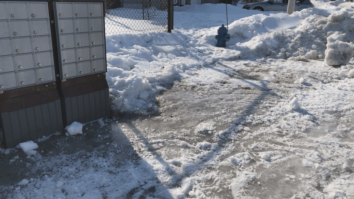 Vaudreuil resident upset after falling on ice at community mailbox - image
