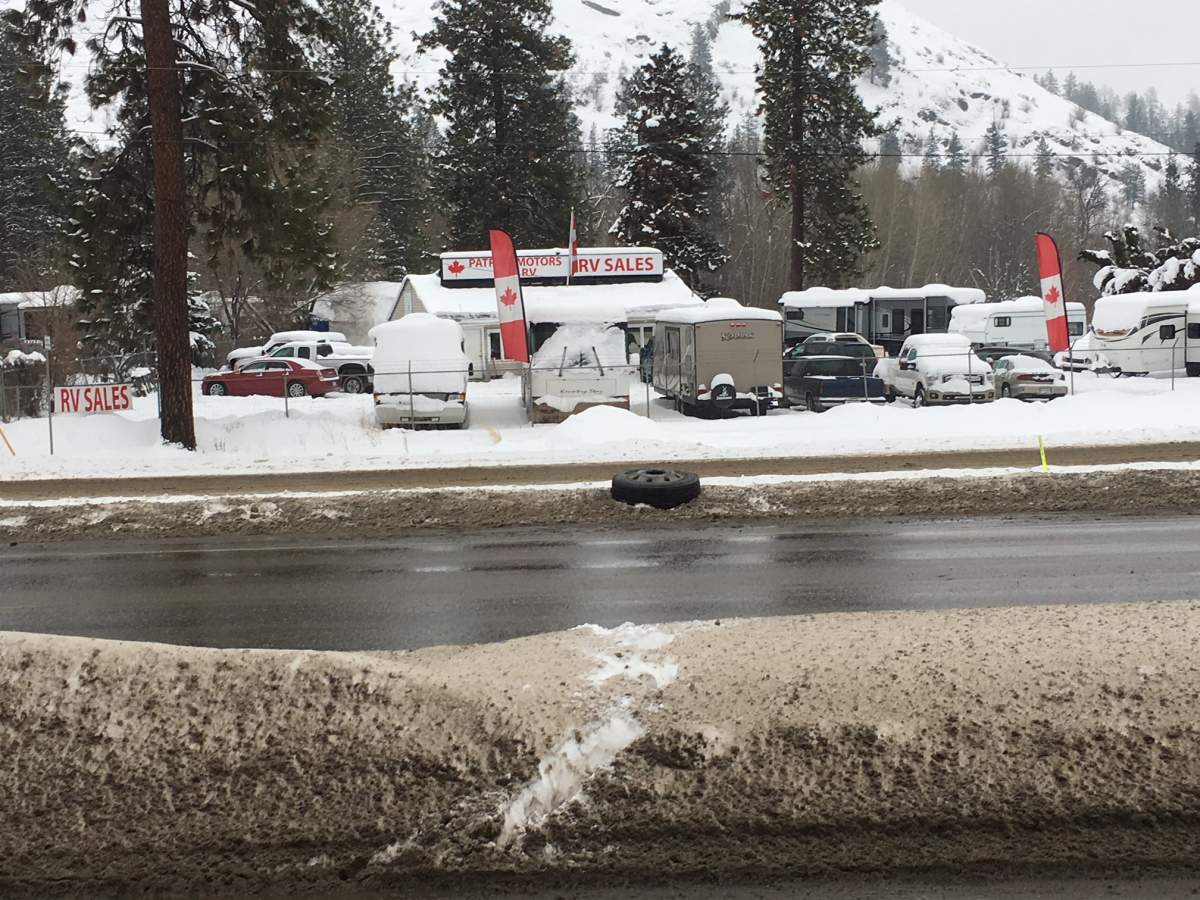 Close call involving flying tires in West Kelowna - image