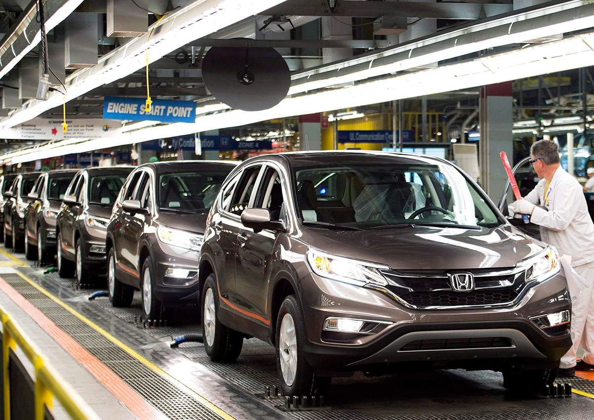 Workers inspect vehicles and work on the assembly line at Honda of Canada Mfg. Plant 2 in Alliston, Ont., on Monday, March 30, 2015. 