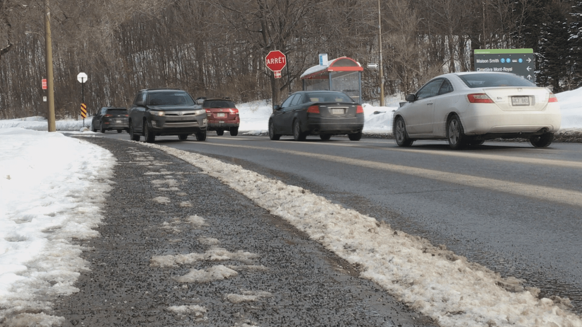 Cars driving on Mount Royal. Saturday, February 17, 2018.