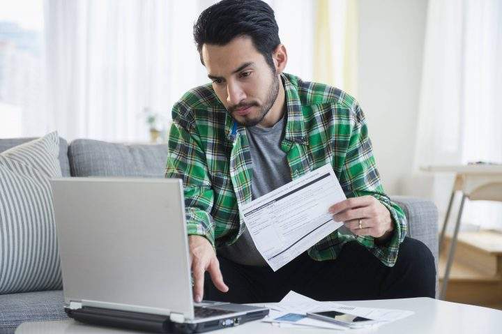 The ratio of Canadian household debt relative to income edged down slightly in the fourth quarter of 2017.
