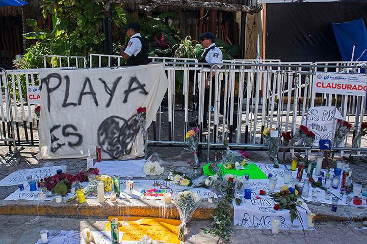 Candles and condolence messages are seen outside the Blue Parrot nightclub in Playa del Carmen, Mexico, on January 17, 2017. An armed man attacked and left 5 people dead, including 3 foreigners at the nightclub.