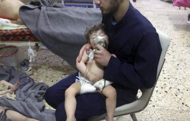 A medical worker gives a toddler oxygen after an alleged poison gas attack in the rebel-held town of Douma in eastern Ghouta, near Damascus, Syria, April 8, 2018. Chemical weapons investigators are being allowed access to the site 10 days after the gas attack.
