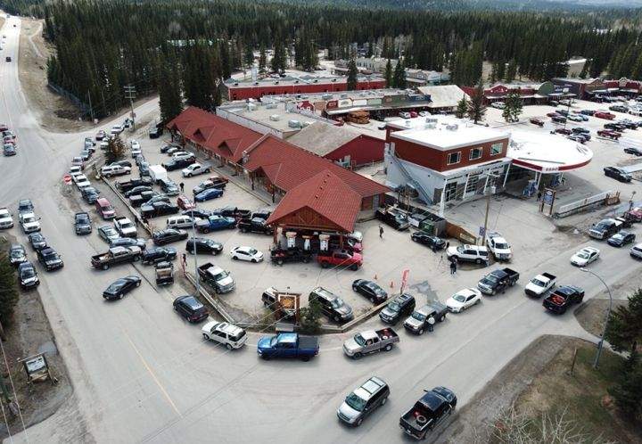 A Bragg Creek, Alta. gas station had vehicles line up to buy gas at rock-bottom prices on April 30, 2018.