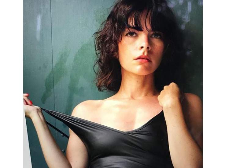 Canadian-born author Kelly Oxford felt compelled to point out to her followers that moms can be sexy. 