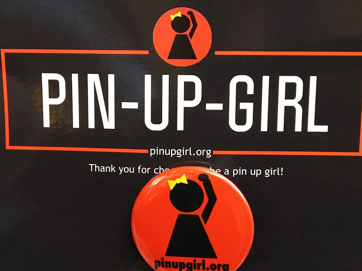 Pin-Up-Girl pin