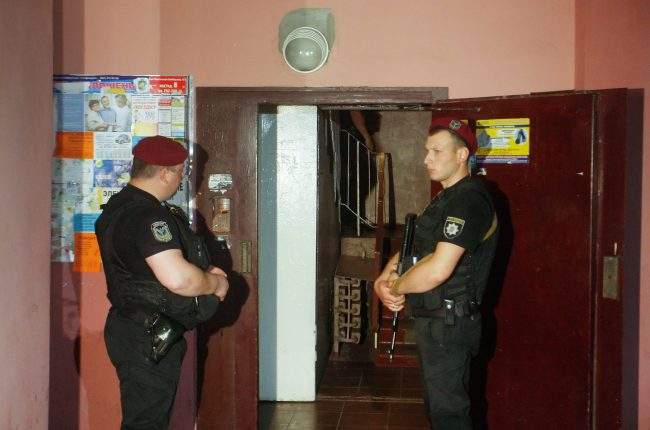 Ukrainian policemen guard entrance to the home of Russian opposition journalist Arkady Babchenko in Kiev, Ukraine, 29 May 2018.