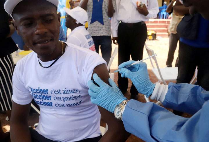 A World Health Organization (WHO) worker administers a vaccination during the launch of a campaign aimed at beating an outbreak of Ebola in the port city of Mbandaka, Democratic Republic of Congo May 21, 2018.