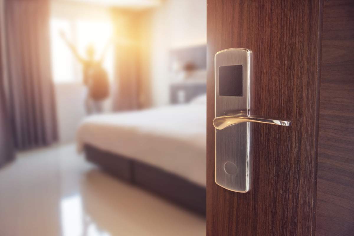 A new report from the Competition and Markets Authority has found leading hotel booking sites are pressuring consumers to buy hotel "deals" on the spot. 