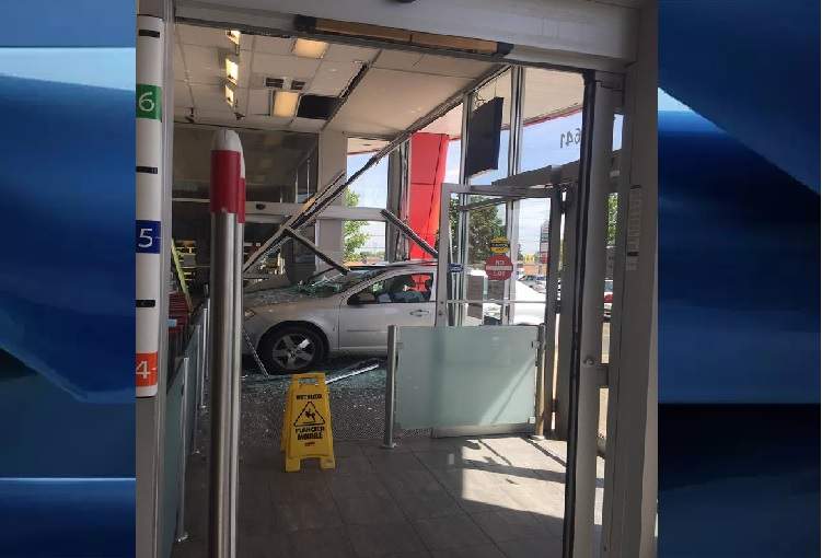 A 980 CFPL listener tweeted out this photo of the Shoppers Drug Mart near Victoria Hospital at 11:35 a.m. on Tuesday.
