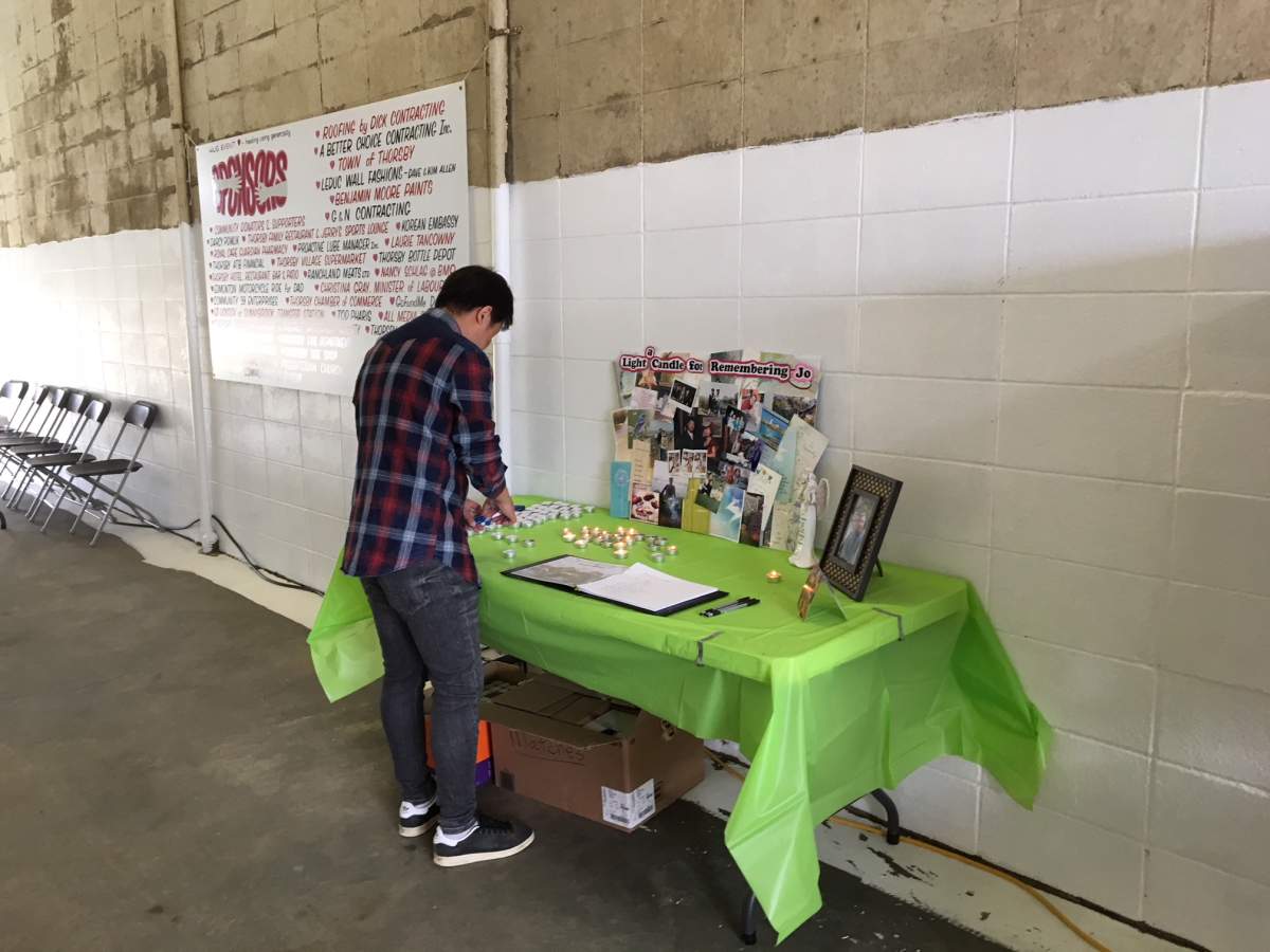A memorial to Ki Yun Jo was set up inside the gas station car wash.