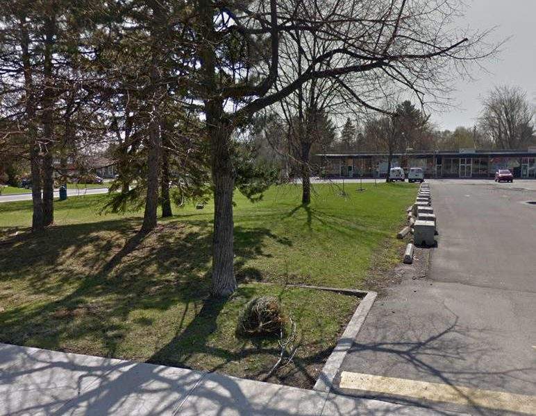 The strip mall where the proposed 24 townhouses would be built is located on Walton avenue. Wednesday June 6, 2018. 