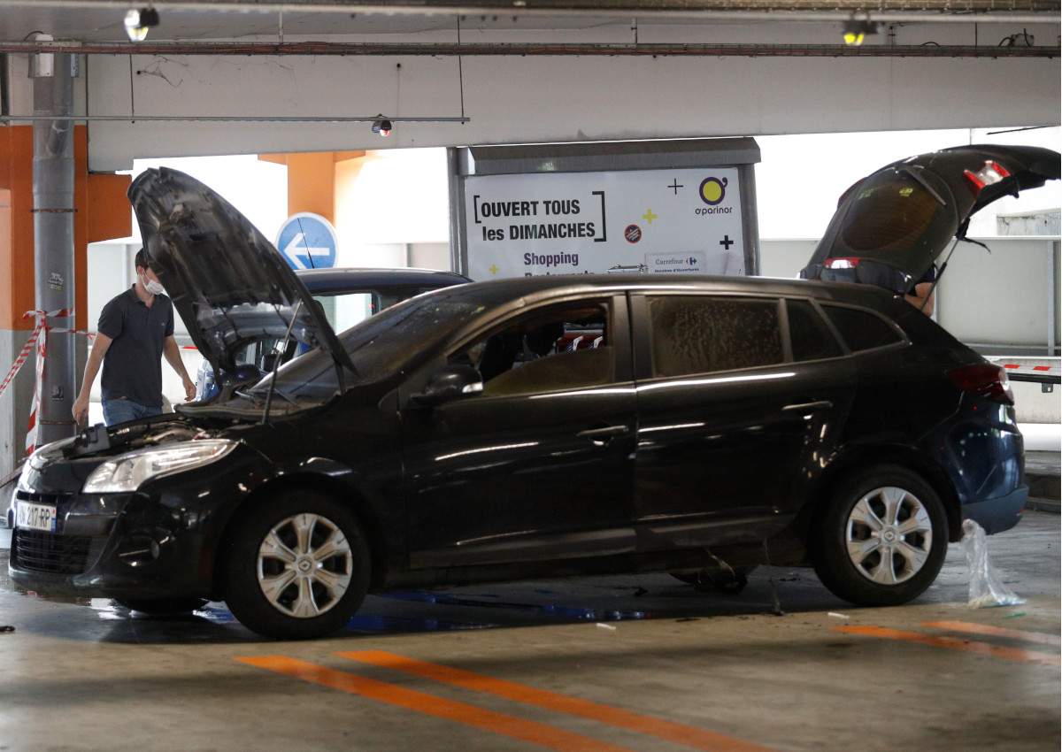 This picture taken on July 1, 2018 in Aulnay-sous-Bois, north of Paris shows a car abandoned by French armed robber Redoine Faid at parking in a O’Parinor shopping mall after his escape onboard a helicopter from a prison in Reau. (GEOFFROY VAN DER HASSELT / AFP)