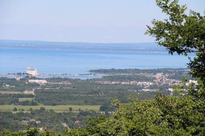 A view of Collingwood as seen from the lookout on Scenic Caves Road near Blue Mountain Resort.
