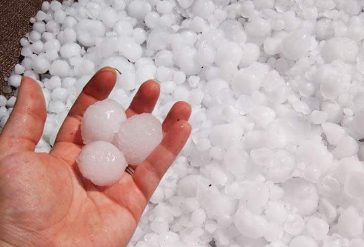 Severe thunderstorm produced large hail while moving through central Saskatchewan on Saturday, July 7, 2018.
