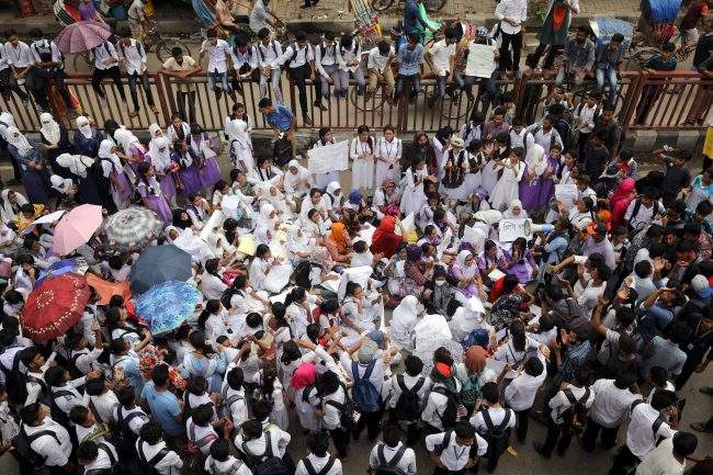 Students blockade a road as they take part in a protest over recent traffic accidents that killed a boy and a girl, in Dhaka, Bangladesh, August 4, 2018.
