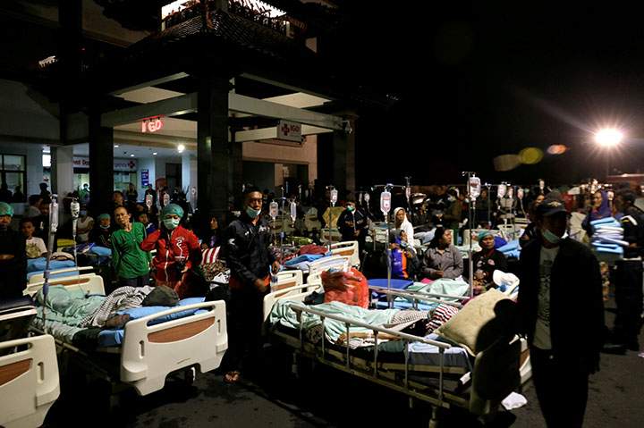 Patients are seen outside a hospital following a strong earthquake on nearby Lombok Island, near Denpasar, Bali, Indonesia August 5, 2018.
