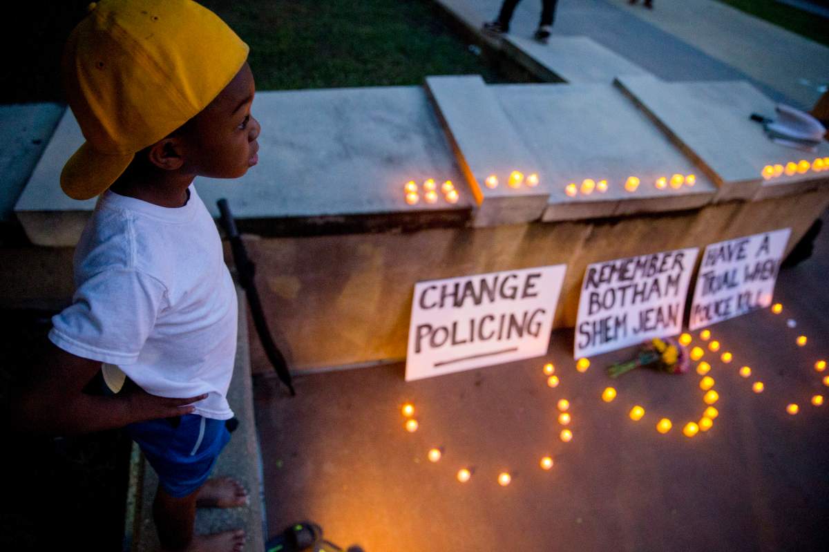 Dallas police officer charged in shooting of black man in alleged apartment mix-up - image