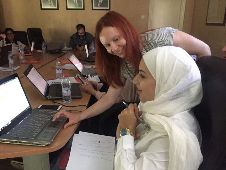 Leslie Young from Global News trains journalists with the Jordanian newspaper Al Ghad. 