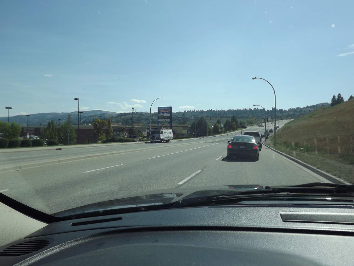 Motor home brake failure in Kamloops leads to three-vehicle collision - image