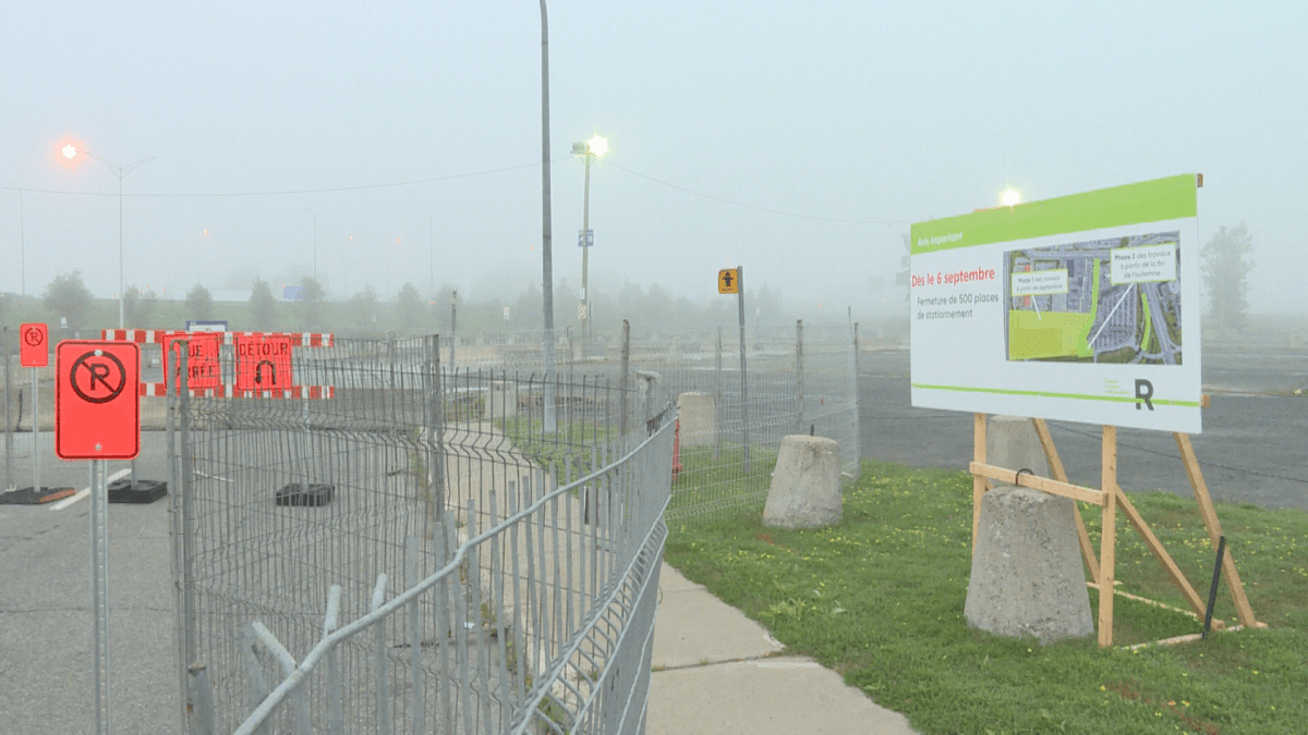 Five hundred parking spaces have been closed at the Panama bus terminal in Borossard to facilitate REM construction.  (Global News).