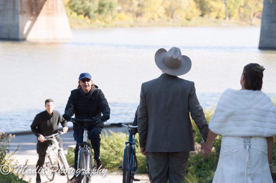 Paul McCartney crashes the wedding photos of a Winnipeg couple Saturday.