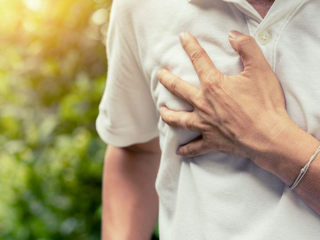 People who experience a large drop of income raise their risk of heart trouble, a new study suggests.