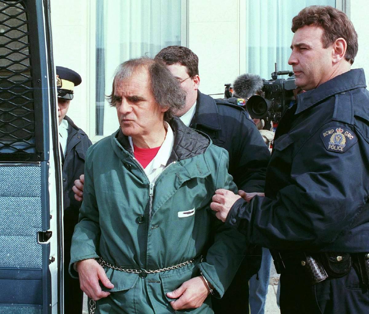 Clifford Olson is led away from court in Regina, Sask., on April 4, 1996.