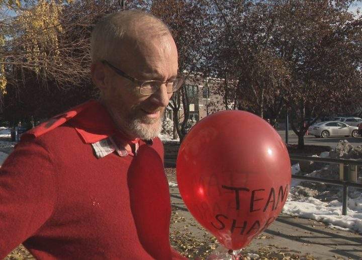 Calgarian Brian Mason lost his mother Sharon seven years ago to Alzheimer’s disease. On Sunday, Sharon’s family ran in her memory at Eau Claire Market in Calgary for the 28th annual Investors Group Alzheimer Walk and Run.