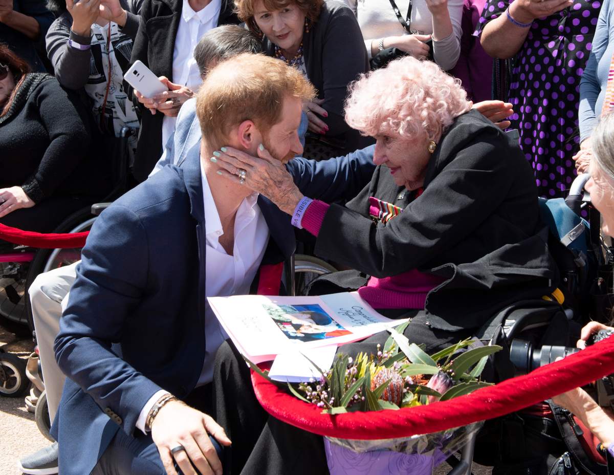 Prince Harry, Duke of Sussex meets 98 year old Daphne Dunne during a meet and greet at the Sydney Opera House on October 16, 2018 in Sydney, Australia. (Photo by Paul Edwards – Pool/Getty Images)