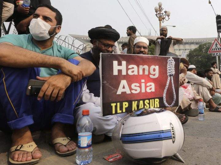 Supporters of Islamic political party Tehrik Labaik Ya RasoolAllah (TLP) protest after the Supreme Court acquitted Asia Bibi, a Christian accused of blasphemy, in Lahore, Pakistan, 31 October 2018.
