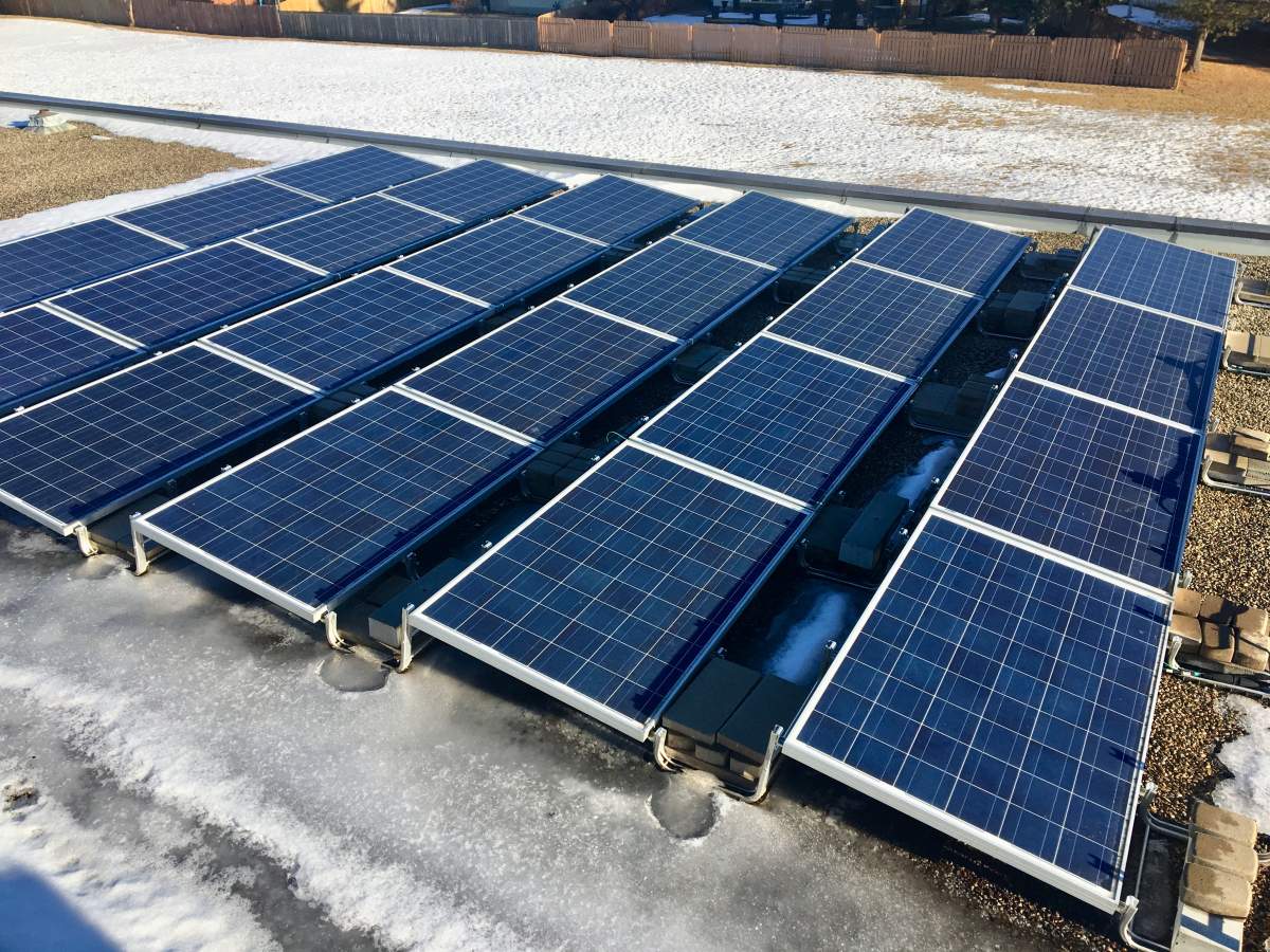 Solar panels sitt ontop a roof. 